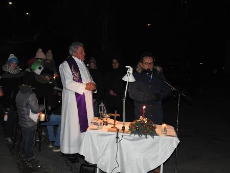 Blagoslov božično-novoletnega drevesa s prižigom lučk v razkriškem križišču 5